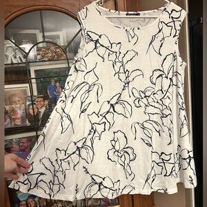 NEW NWT 2XL Floral Sleeveless Women's Top - White and Black